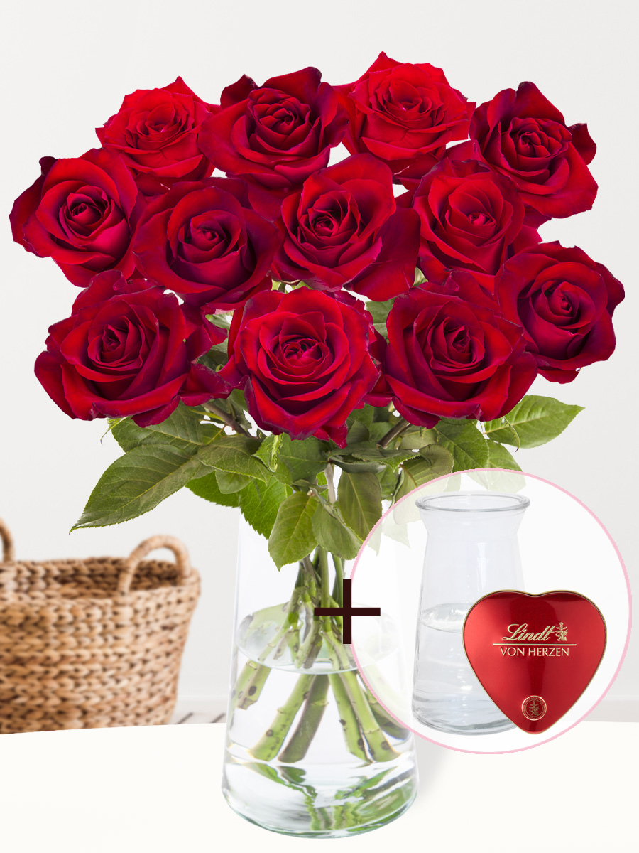 12 rode rozen - EverRed + Lindt hart + glasvaas Evita afbeelding