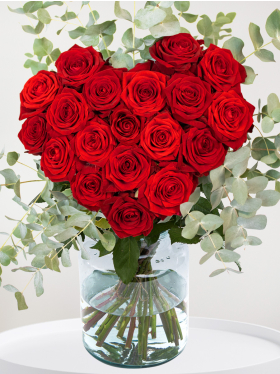 Boeket rode rozen in hartvorm met eucalyptus - Red Naomi