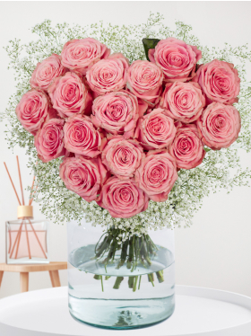 Boeket roze rozen in hartvorm met gipskruid - Sophia Loren
