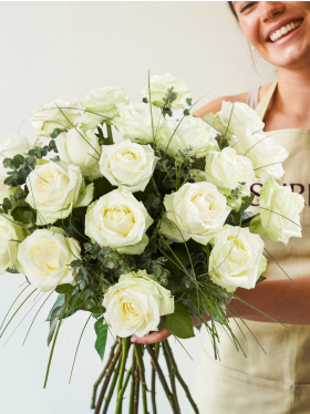 Wit rozenboeket met beregras