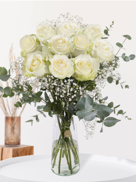Wit rozenboeket met gipskruid en eucalyptus