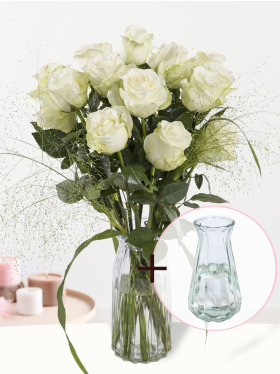 Wit rozenboeket + panicum + glasvaas