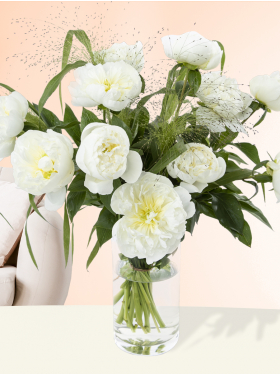 10 witte pioenrozen met panicum