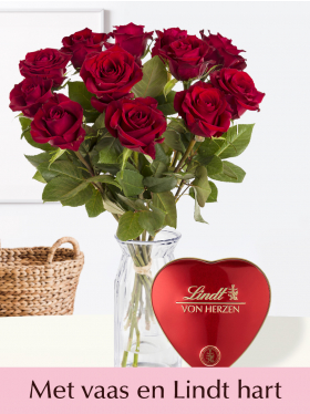 12 rode rozen - EverRed + Lindt hart + glasvaas