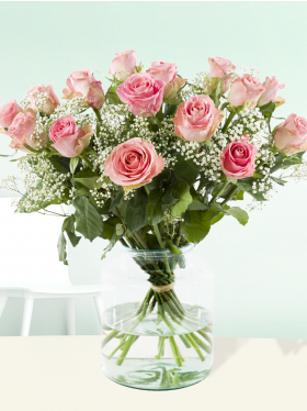 15 roze rozen met gipskruid
