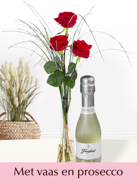 3 rode rozen met vaas en prosecco