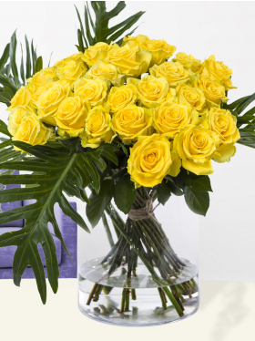 30 gele rozen met botanisch blad