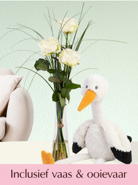 Drie witte rozen inclusief glasvaas en ooievaar knuffel
