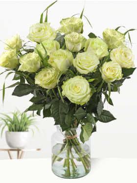 Groen rozenboeket met panicum en eucalyptus