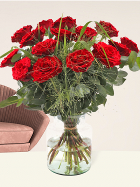 Rood rozenboeket met eucalyptus en panicum