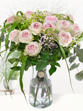 Zomerboeket roze rozen met kamille