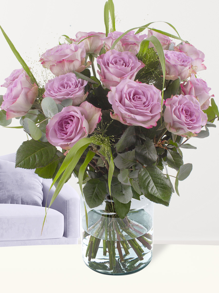 Lavendelkleurige rozenboeket met panicum en eucalyptus