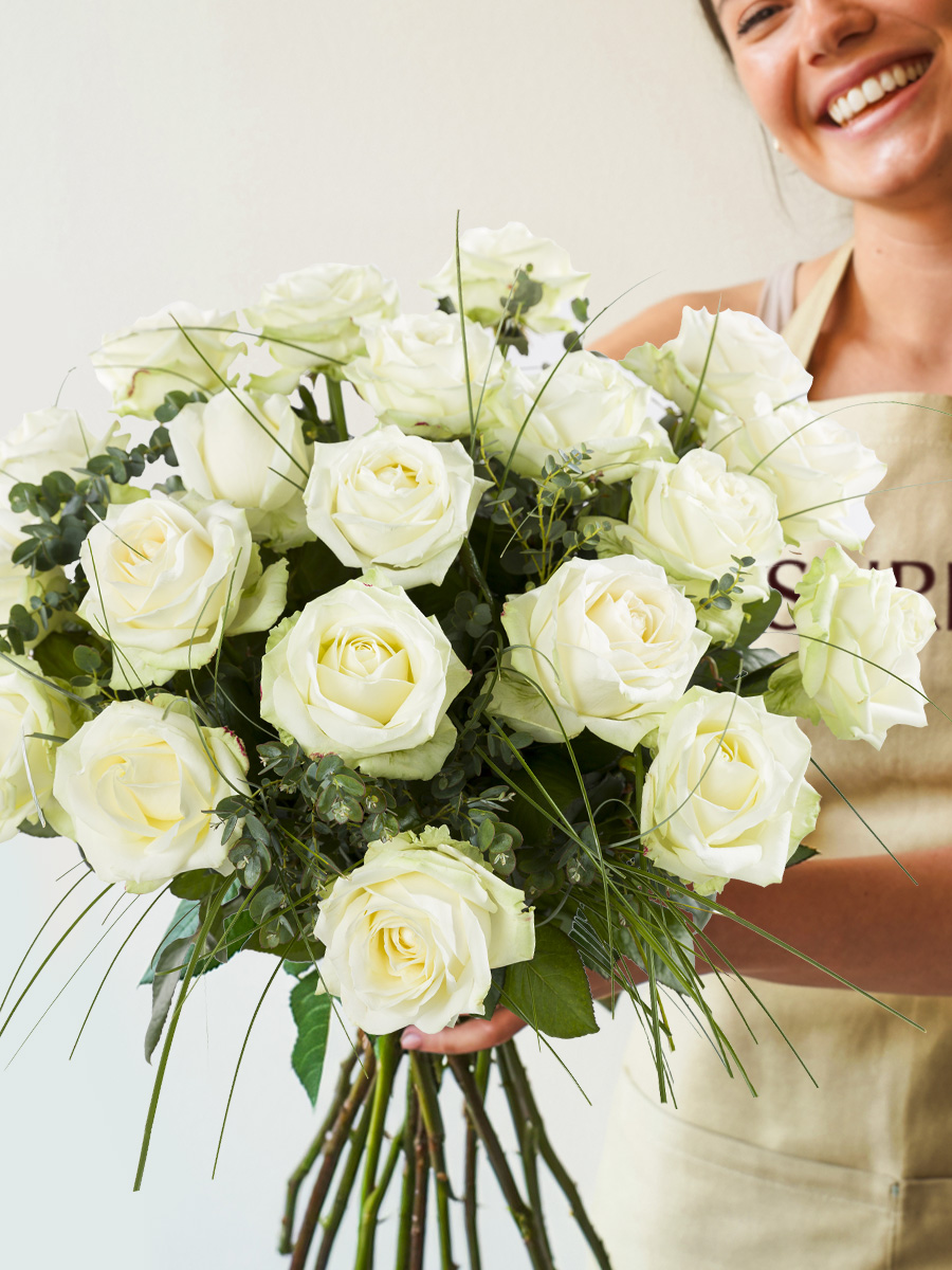 Wit rozenboeket met beregras afbeelding