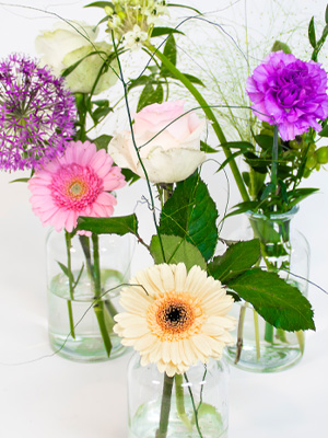 DIY tafelstukjes pastel bloemen DIY tafelstukjes pastel bloemen