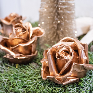 Waxrozen in een kerstkrans
